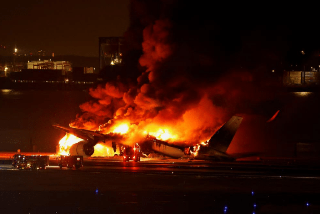 Avião pega fogo no aeroporto de Tóquio e mata 5 pessoas