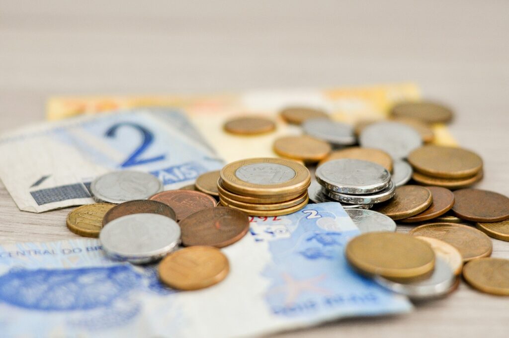 O Microempreendedor Individual (MEI) está enfrentando um reajuste no imposto mensal devido ao aumento do salário mínimo para R$ 1.412. (Fonte: Edição / Diário Oficial Notícias).