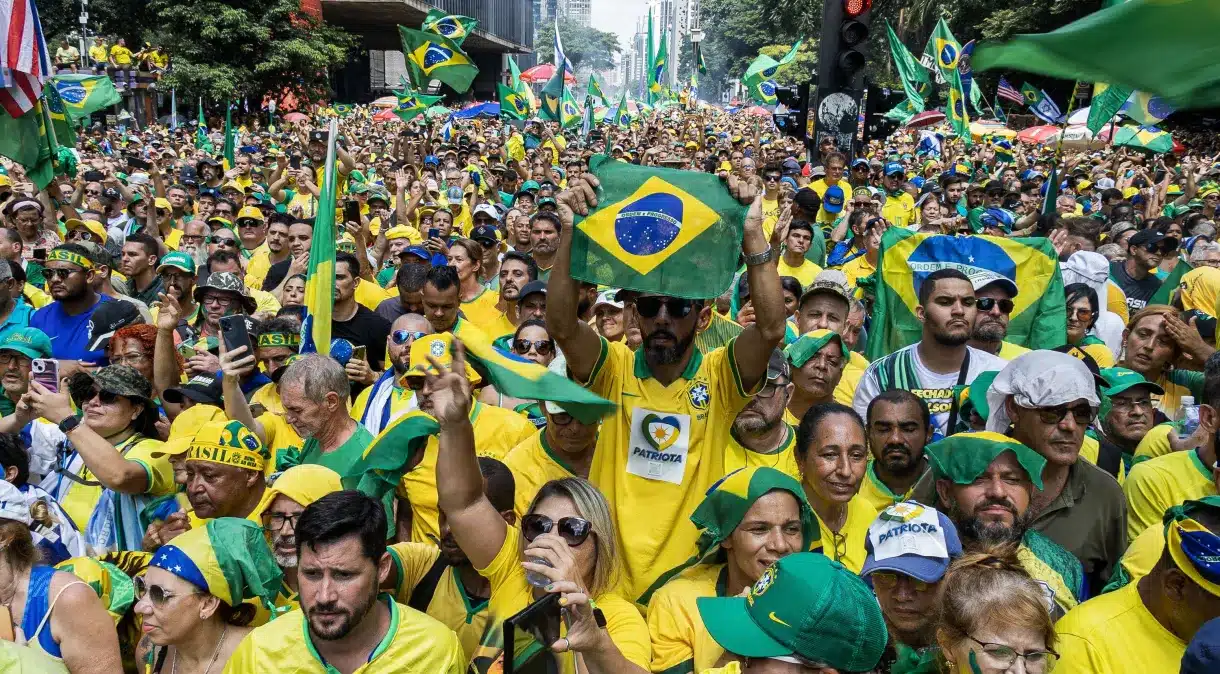 Ato de Bolsonaro na Av. Paulista reuniu milhares de pessoas.