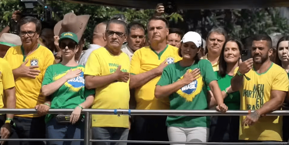 Bolsonaro e apoiadores em ação na Paulista no último domingo, 25/02. (Fonte: Reprodução Google)