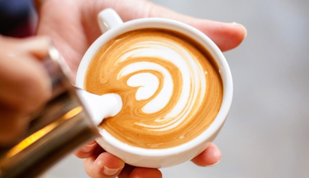 Café com leite faz mal? Segundo neurologista, a mistura de café com leite pode diminuir os benefícios do café puro. (Fonte: Reprodução google)