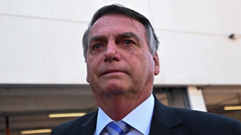 PF AFIRMA: Bolsonaro aguardaria tentativa de golpe, transferindo R$ 800 mil para os EUA. (Fonte: Reprodução Google)