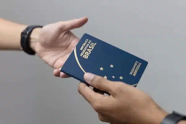 Saiba como funciona a contribuição do INSS para quem mora fora do Brasil, o que é o Programa de Au Pair procurado por muitas brasileiras nos EUA e como solicitar o benefício.