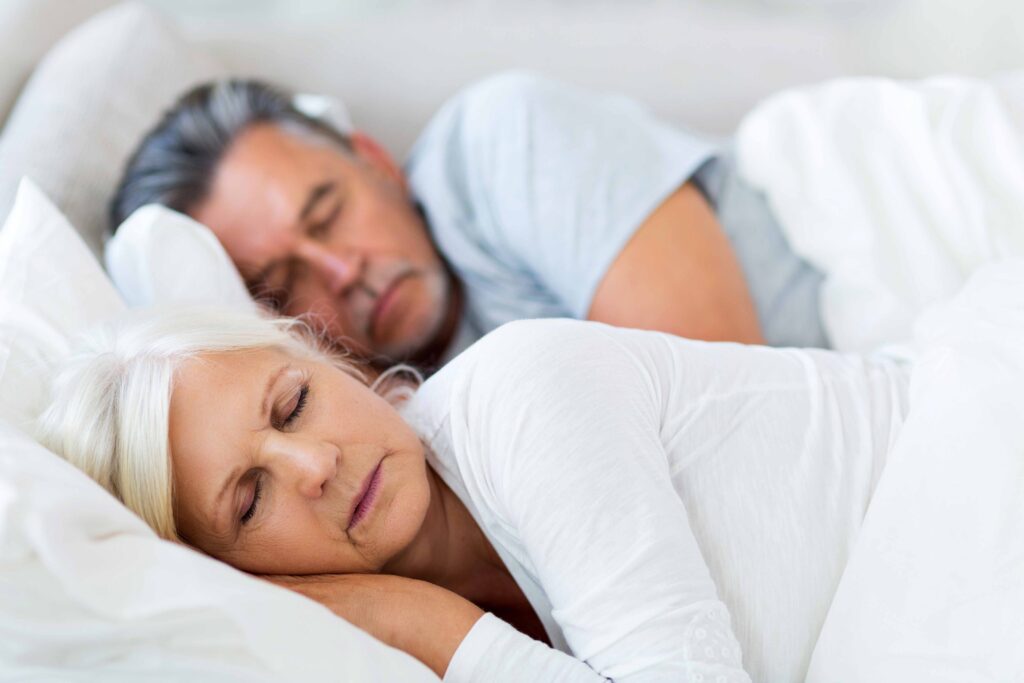 É possível melhorar a qualidade do sono do idoso seguindo algumas dicas práticas. (Fonte: Reprodução Shutterstock)