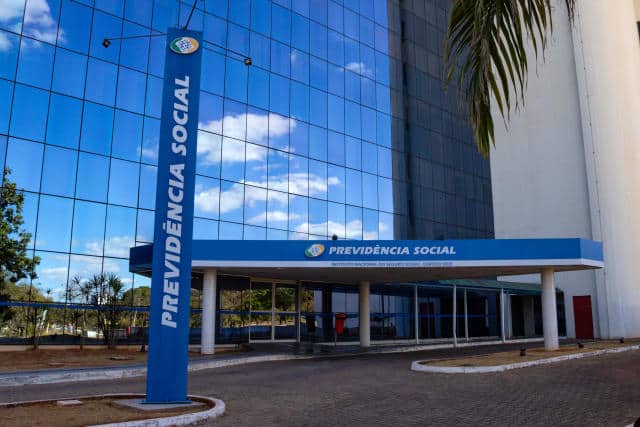 Continue a leitura para saber quem pode receber o 13º salário do INSS em 202, quem não pode, quando será paga a 1ª e a 2ª parcela e confira também o calendário oficial de pagamento 2024.