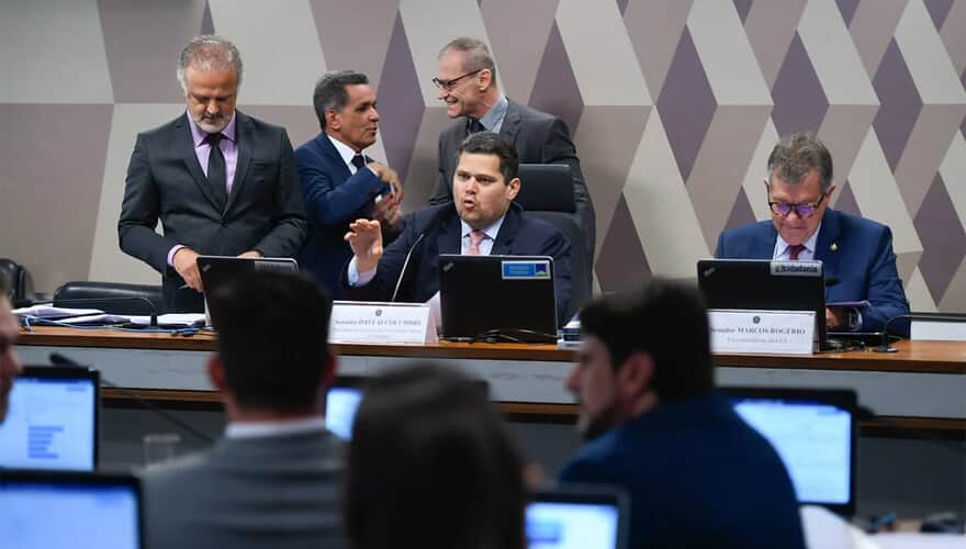 Aprovada a PEC contra a legalização do porte de drogas.
