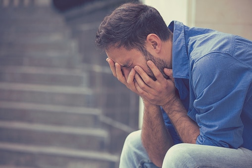 Aumento no número de auxílios-doença devido a vício em jogo e bebida preocupa INSS. (Fonte: Reprodução Shutterstock)