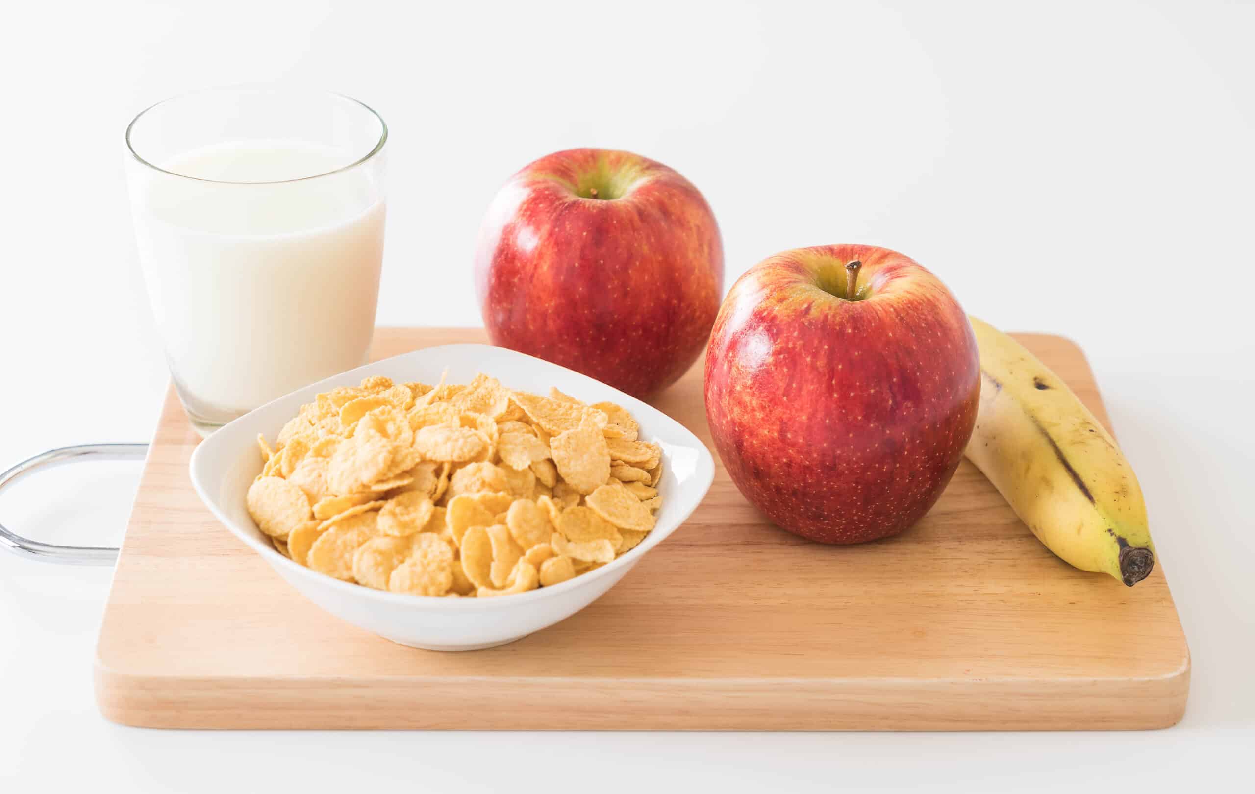 Imagem com leite, maça e cereais. Conheça os melhores alimentos para prevenir doenças em idosos.