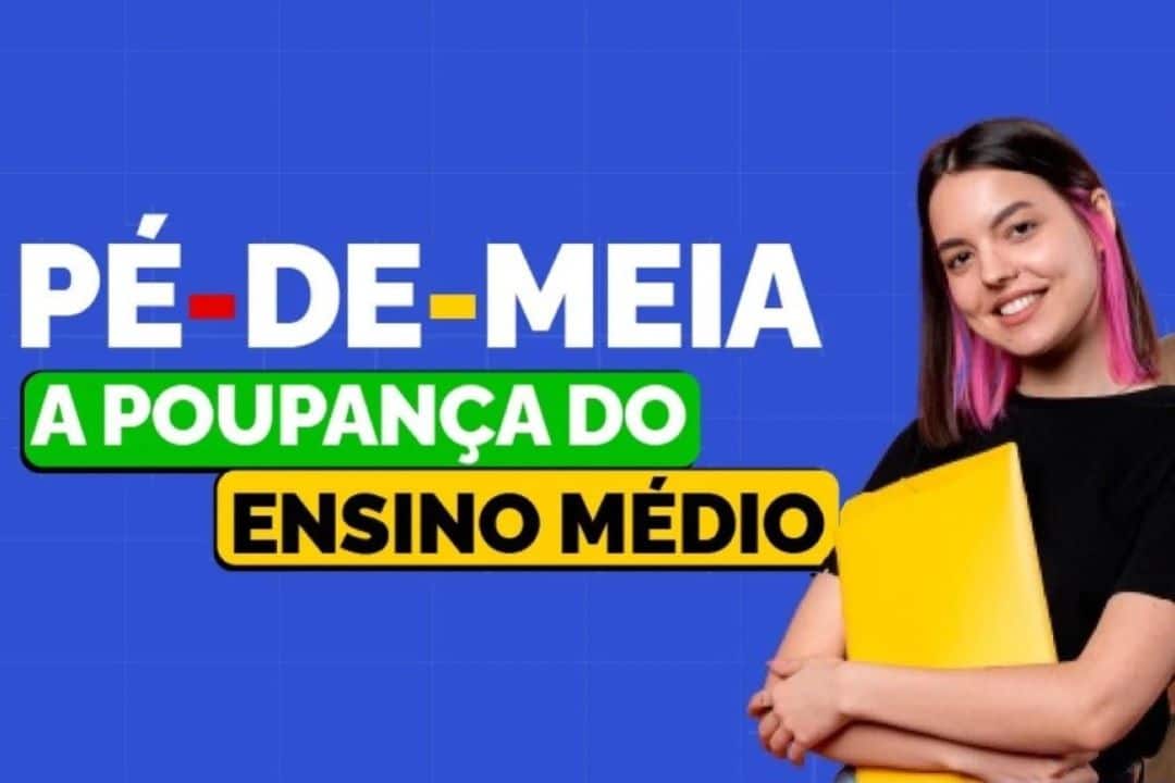 moça de cabelo castanho e rosa, segurando caderno amarelo. ao fundo, logo do programa pé de meia sobre fundo azul. (Fonte: Reprodução Governo Federal)