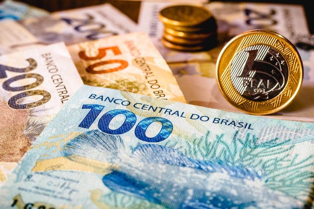 notas de 100 e 50 reais mais algumas moedas