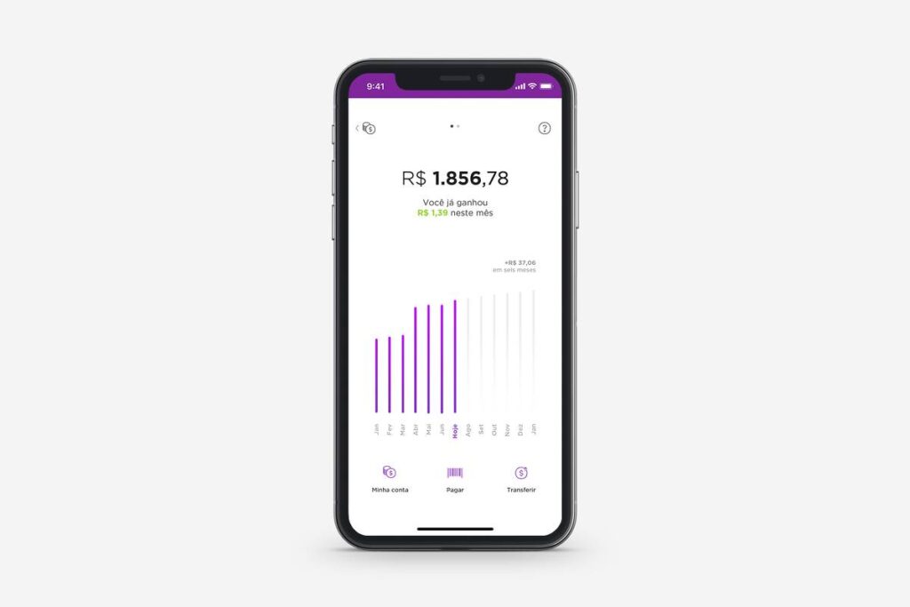 Smartphone, com aplicativo do Nubank aberto, sob um fundo branco.