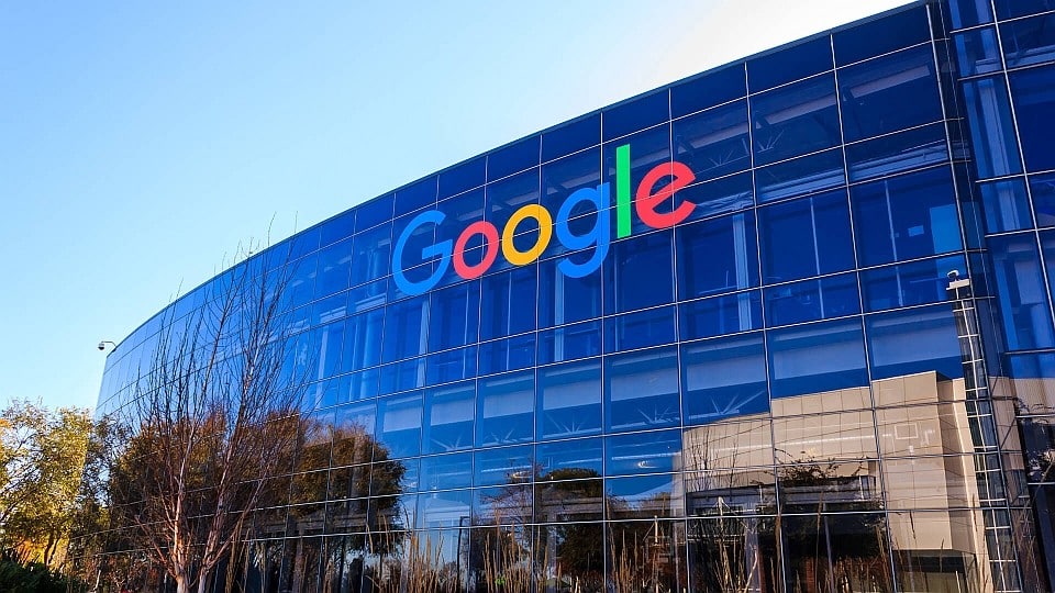 Prédio da google. O prédio é todo de vidro azul escuro com um letreiro da empresa na frente.