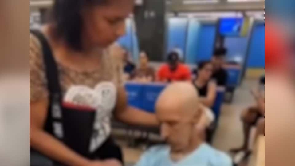 Uma mulher leva morto para sacar empréstimo no banco Itaú (Fonte: Reprodução Google)