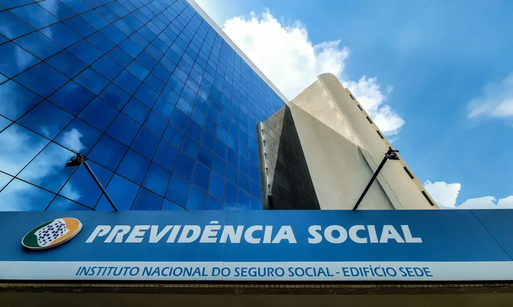Pente fino do INSS deixa aposentados e pensionistas à flor da pele. Veja quais benefícios terão cortes. (Fonte: Reprodução Google).