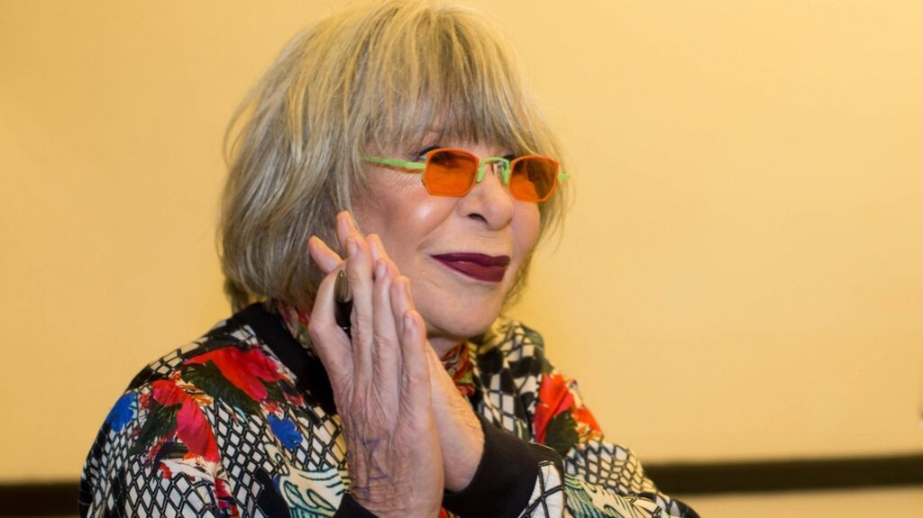Veja relação da cantora Rita Lee com o cigarro. A cantora morreu de câncer de pulmão, mas doença também afeta pessoas que nunca fumaram. Confira! (Fonte: Reprodução Google).