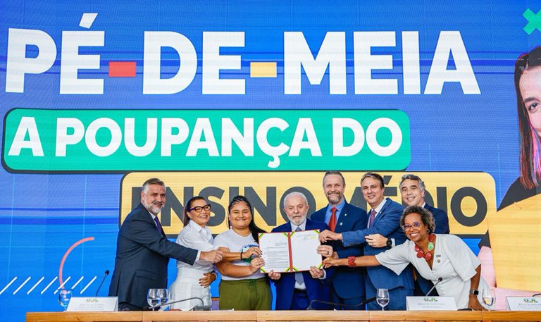 Lula e sua equipe em aprovação da ampliação do programa Pé de Meia