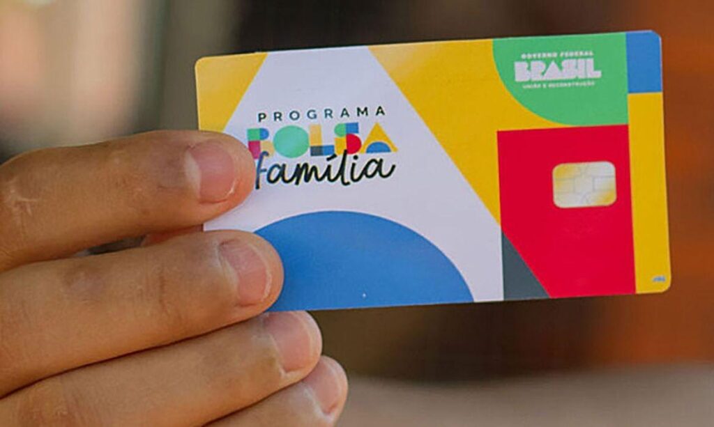 Bolsa Família terá valor reduzido para alguns beneficiários. (Fonte: Reprodução Google)