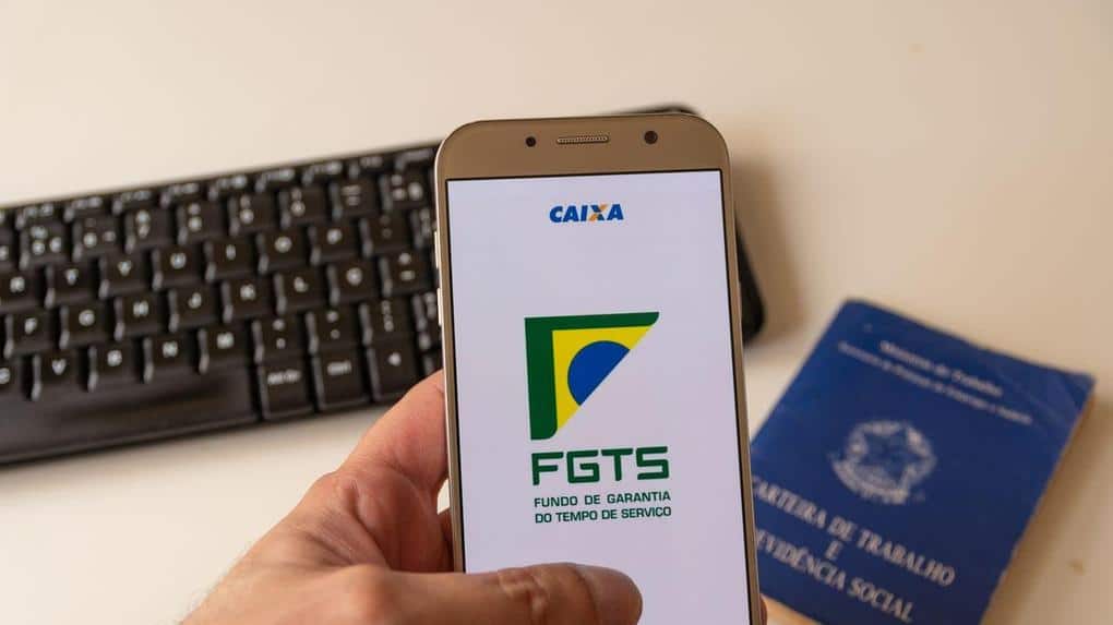 Trabalhador com carteira assinada pode aderir ao saque-aniversário e se surpreender agora em abril. Confira todos os detalhes! (Fonte: Reprodução Google).