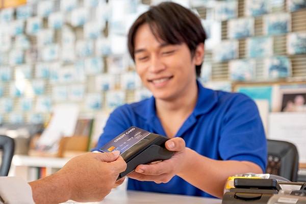 Qual a idade mínima para adquirir um cartão de crédito? Confira as principais regras