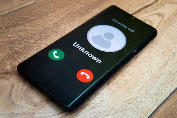 smartphone recebendo ligação anônima.