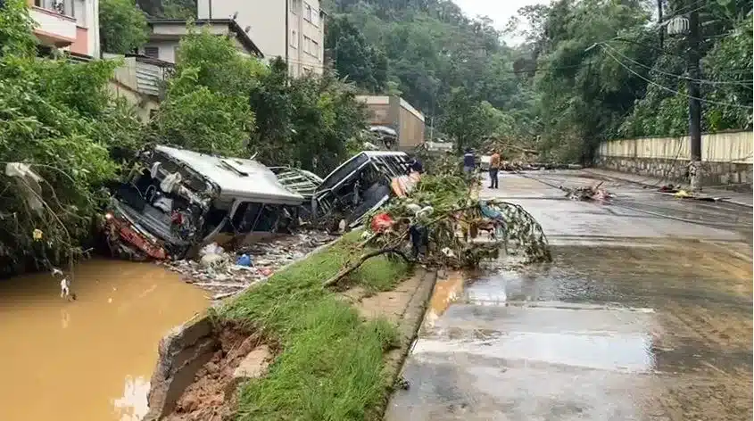 Chuva forte na cidade de Petrópolis, no Rio de Janeiro, preocupa moradores. Nesse sentido, o governo criou o saque calamidade FGTS. Leia tudo aqui! (Fonte: Reprodução Google)