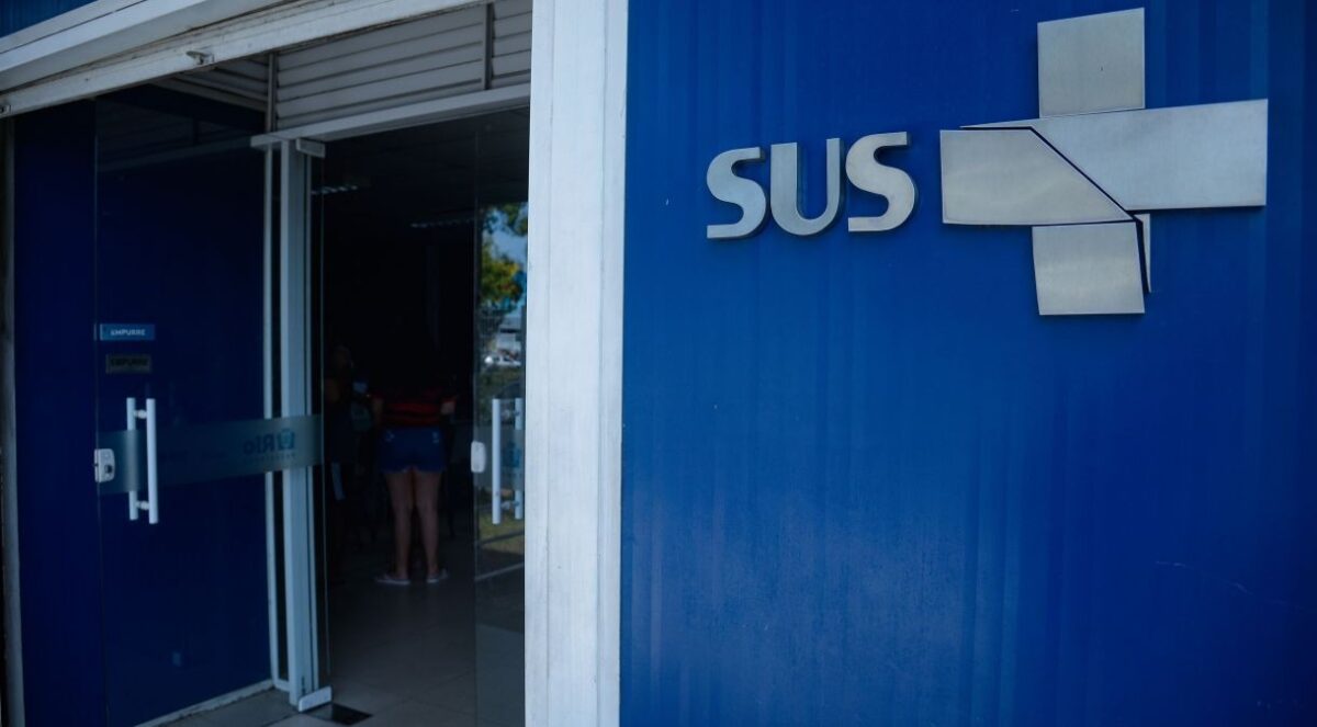 Entrada de uma unidade de atendimento do SUS. A faixada é azul com detalhes brancos e contém a logo do SUS. (Fonte: Reprodução Google)