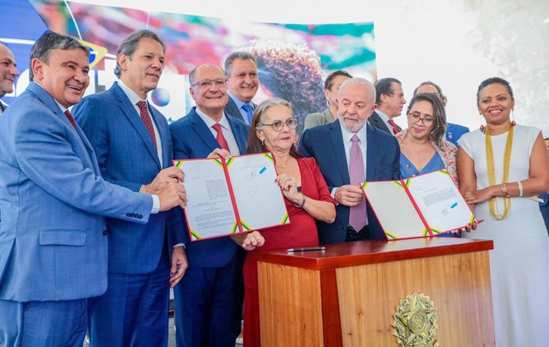 Lula, juntamente com sua equipe, lança novo programa de incentivo do CadÚnico para empreendedores.