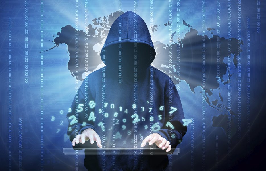 imagem de uma pessoa invadindo os sistemas de segurança na internet