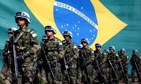 Soldados alinhados com a bandeira do Brasil para ilustrar o edital concurso Exército 2024