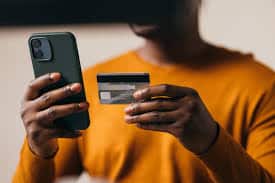 pessoa fazendo compra pelo celular com a taxação de compras on-line reforma tributária