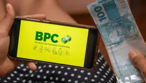 celular com imagem do benefício de prestação continuada mostrando se haverá pagamento 13 salário BPC maio