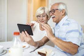Aposentados pesquisando no tablet se podem fazer consignado
