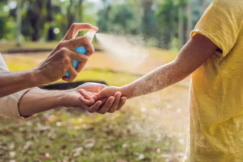Anvisa acaba de proibir a venda do álcool 70% líquido, que muitas das vezes é usado em uma mistura como repelente para a dengue. (Fonte: Reprodução Google)