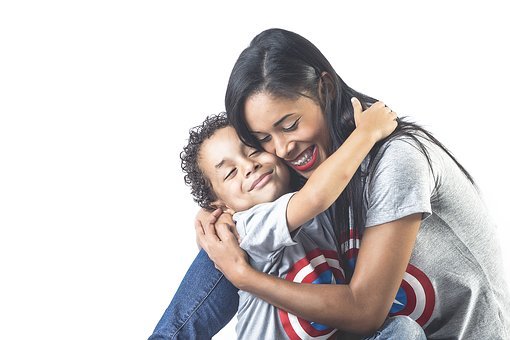 Mãe e filho felizes com o novo auxílio para mães solteiras .