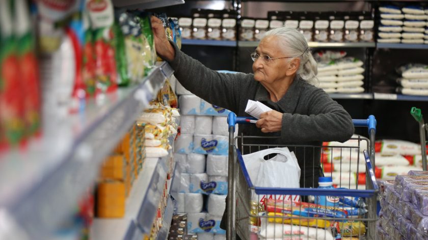 Inflação do preço dos alimentos faz com que famílias não tenham confiança na economia brasileira. (Fonte: Reprodução Google)