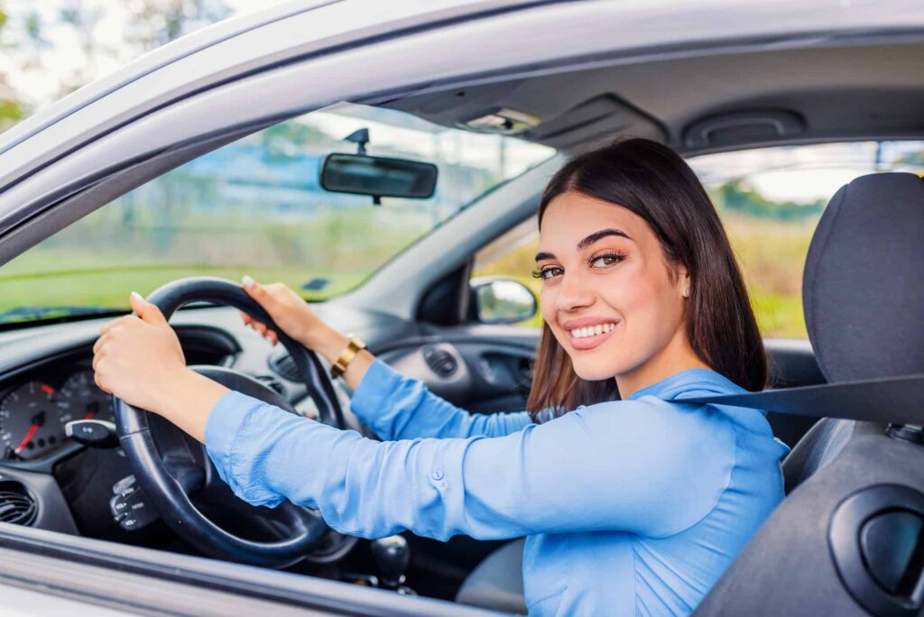 mulher dirigindo um carro para falar sobre a Renovação de CNH em 2024