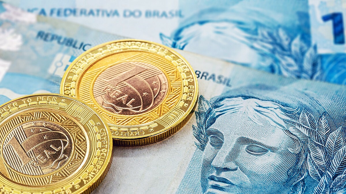 2 notas de 100 e duas moedas de 1 real