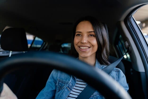 mulher no volante de um carro
