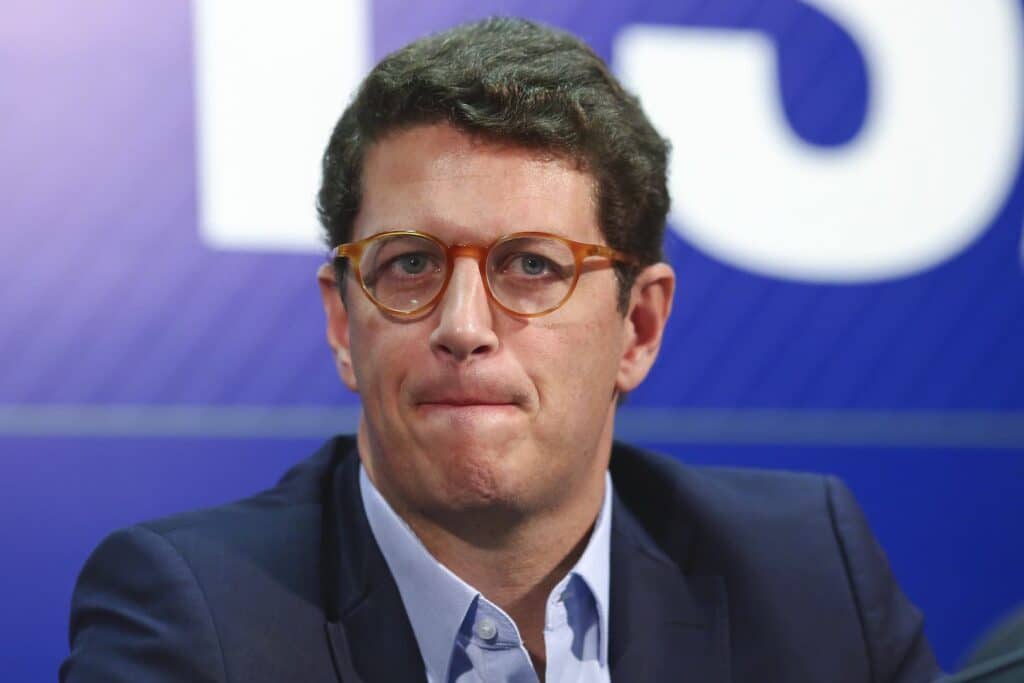 Foto do deputado Ricardo Salles (PL-SP). Homem branco, cabelos castanhos, olhos azuis. Usa terno azul escuro e óculos de armação redonda.