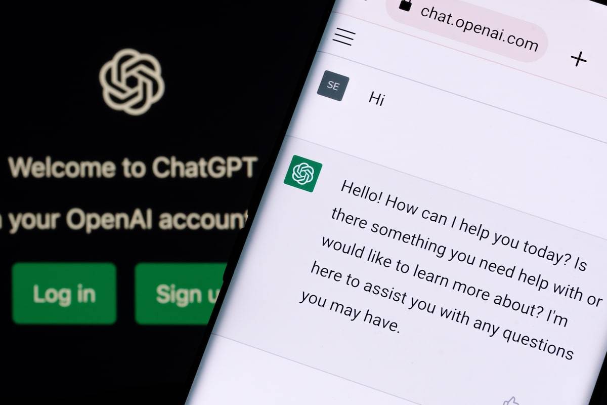 Tela de computador e smartphone com o ChatGPT aberto. (Fonte: Reprodução Shutterstock)