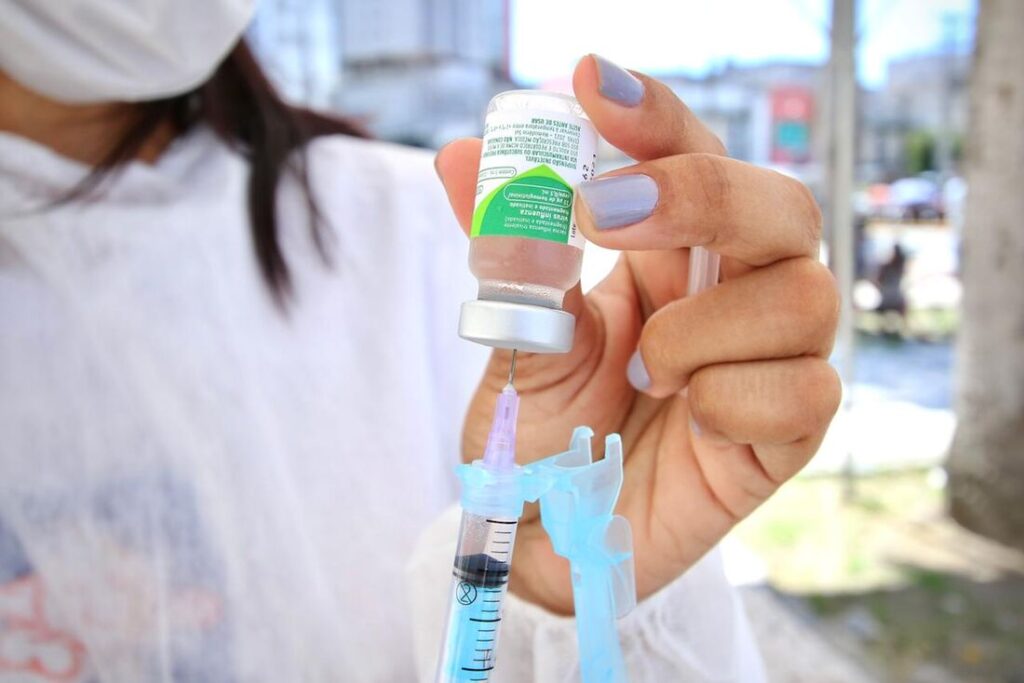 mulher com frasco na mão, manipulando o vírus da nova pandemia