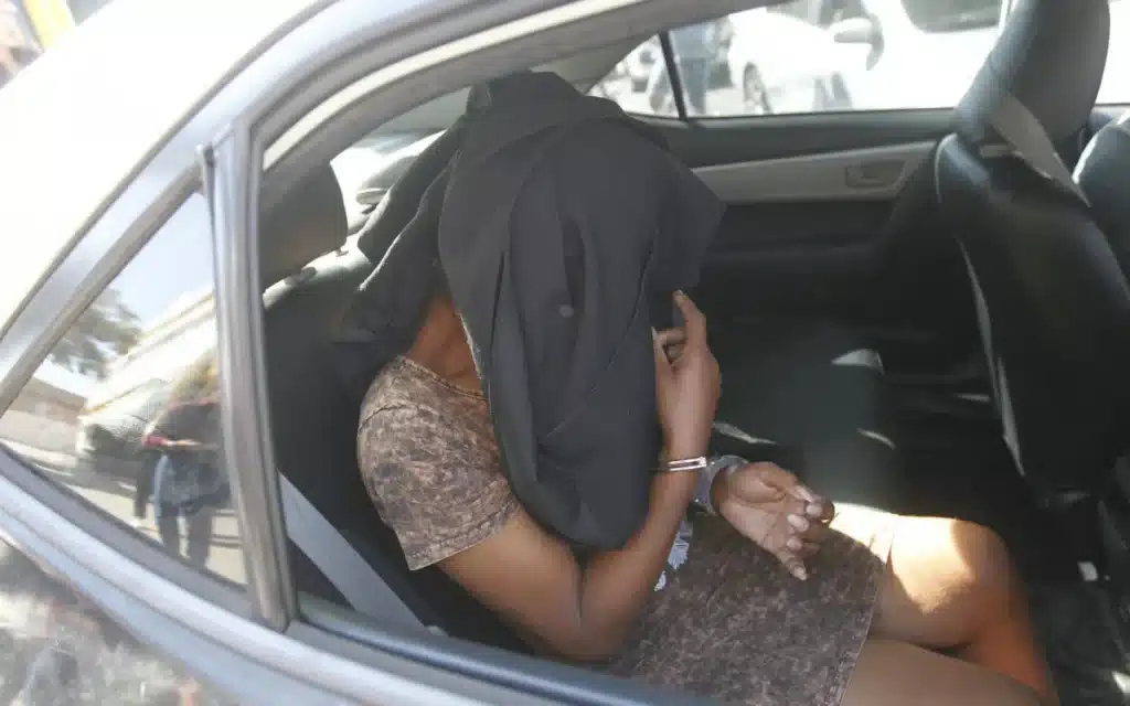 Sobrinha do tio Paulo está dentro do carro da polícia pois é indiciada por vários crimes. 