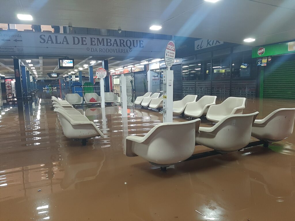 imagem da rodoviária alagada em Porto Alegre