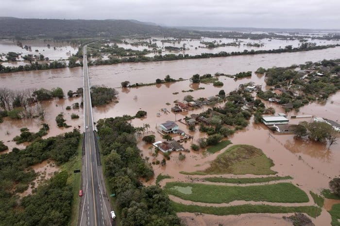 Foto de cidade no Rio Grande do Sul totalmente alagada.