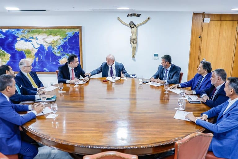 imagem com o presidente Lula em reunião com sua equipe para anunciar o vale reconstrução.