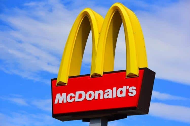 placa do McDonald's, grande "M" amarelo em forma de arco duplo
