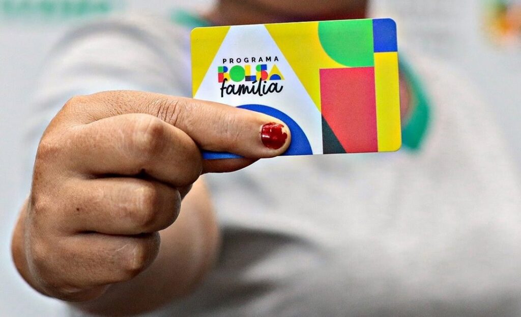 mulher segurando o cartão do bolsa família