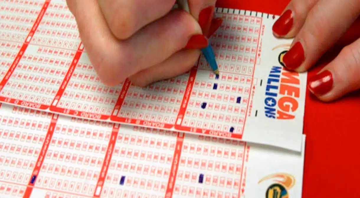 Mega Millions oferece R$ 2,7 bilhões aos brasileiros. (Fonte: Reprodução Google).