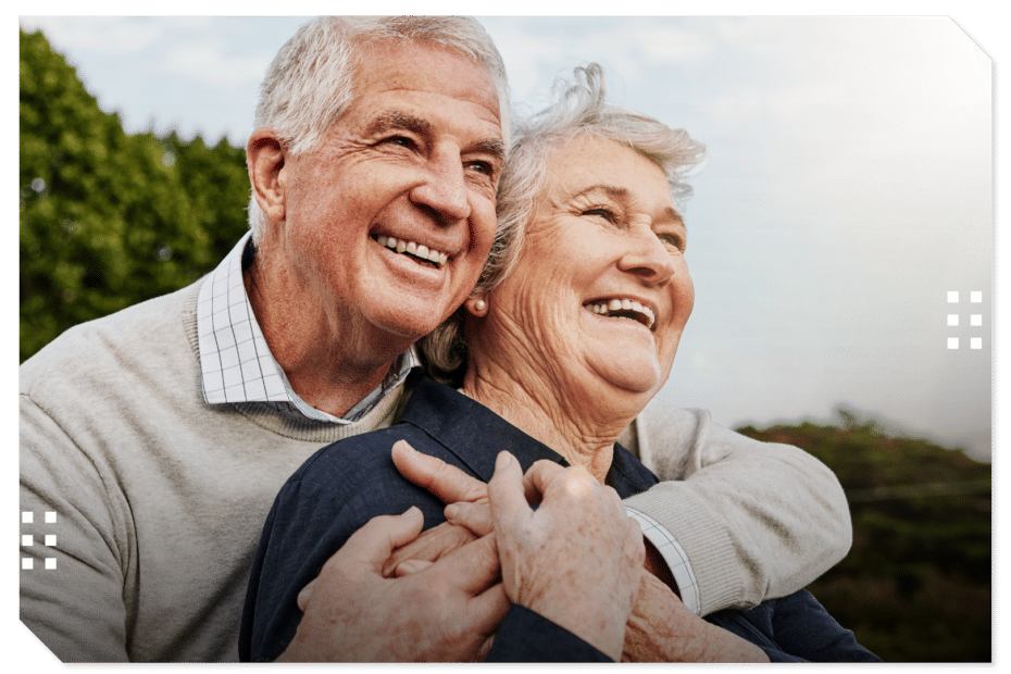 duas pessoas da terceira idade felizes com o fim das dívidas para idosos