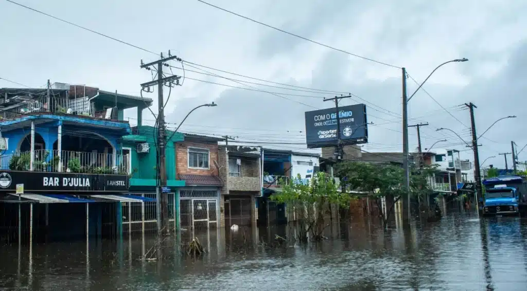 Vista das ruas alagadas no bairro Humaitá, Porto Alegre
